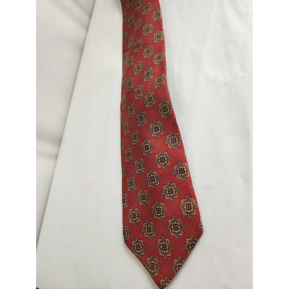 Brooks Brothers 346 Mens Red Silk Medallion Geometric Necktie Made in USA